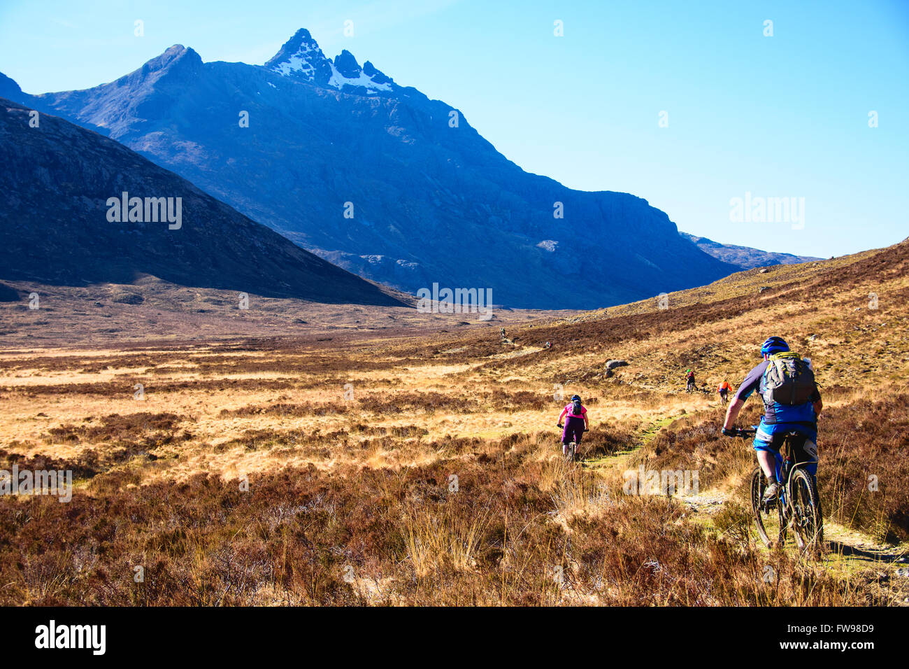 Los ciclistas de montaña en el sendero que conduce a Sligachan Camasunary Isla de Skye Escocia con Sgurr nan Gillean detrás Foto de stock