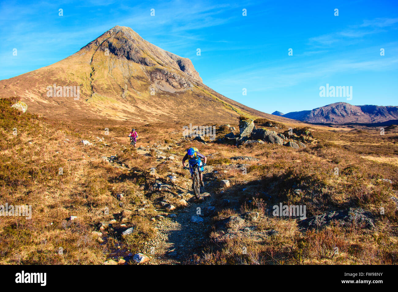 Los ciclistas de montaña en el sendero que conduce a Sligachan Camasunary Isla de Skye Escocia con Marsco detrás. Foto de stock