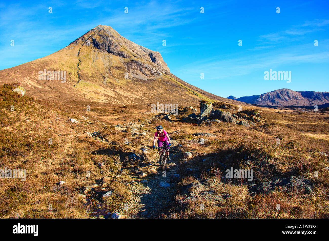 Ciclista de montaña en el sendero que conduce a Sligachan Camasunary Isla de Skye Escocia con Marsco detrás. Foto de stock