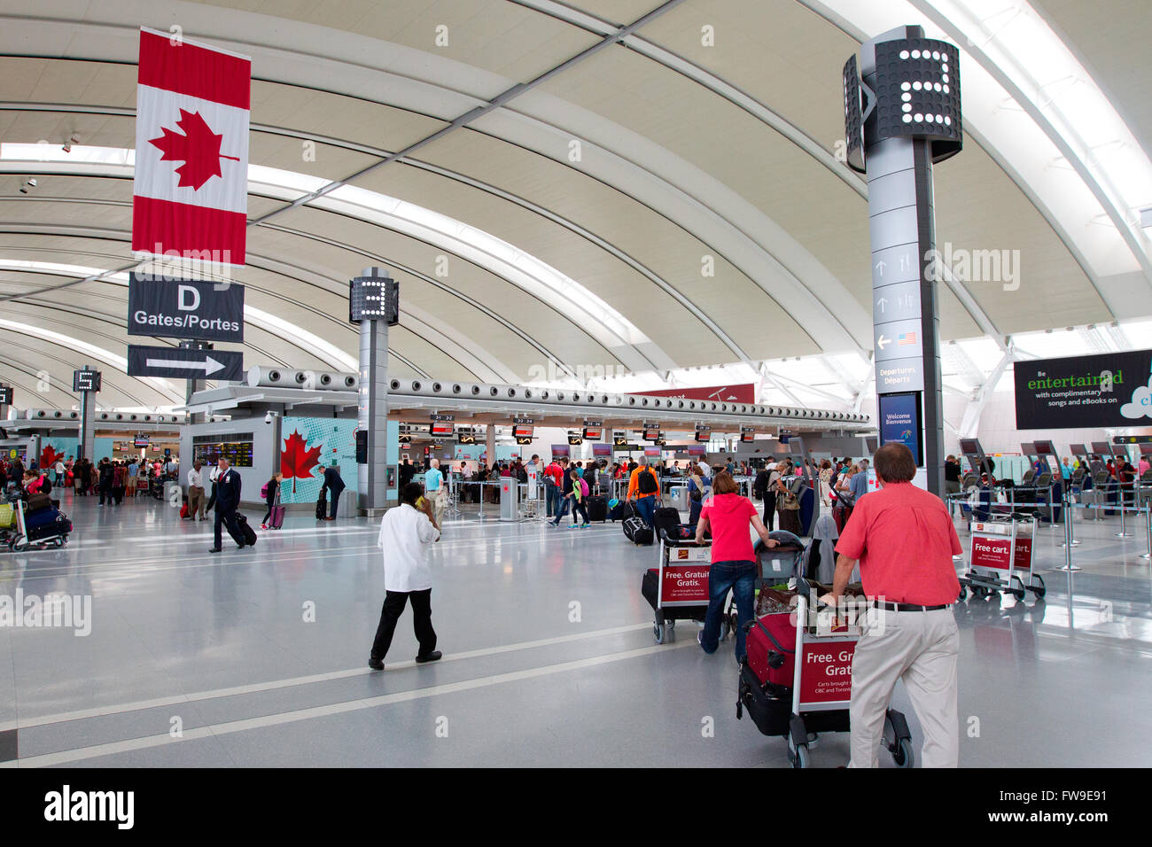 La gente llega a hacer el check-in en el counter de Air Canada en la  terminal 1 en el Aeropuerto Internacional Pearson en Toronto, Ontario, el  martes Fotografía de stock - Alamy