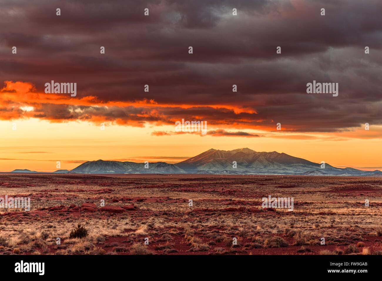 El colorido cielo del atardecer sobre la cordillera de San Francisco Peaks cerca de Flagstaff, Arizona Foto de stock