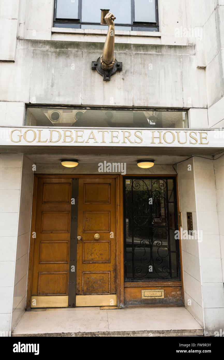 Entrada a la Casa Goldbeaters mostrando un brazo musculoso y enorme martillo. Ubicado sobre la calle Manette, en Soho, Londres, Reino Unido. Foto de stock