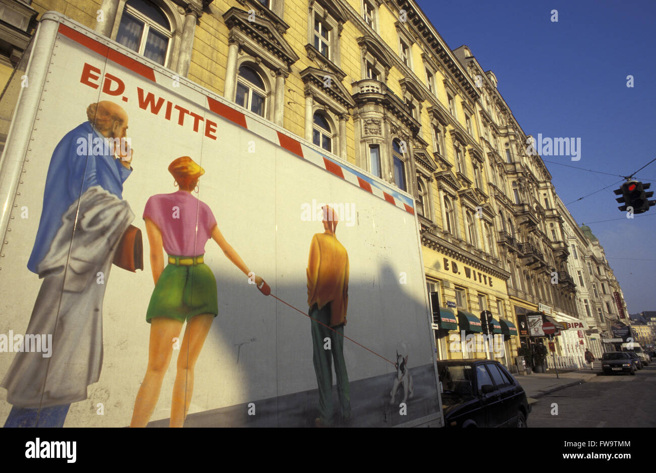 AUT, Austria, Viena, casas en la calle Linke Wienzeile, pintura en una furgoneta. AUT, Oesterreich, Wien, An der Linken Haeuser W Foto de stock