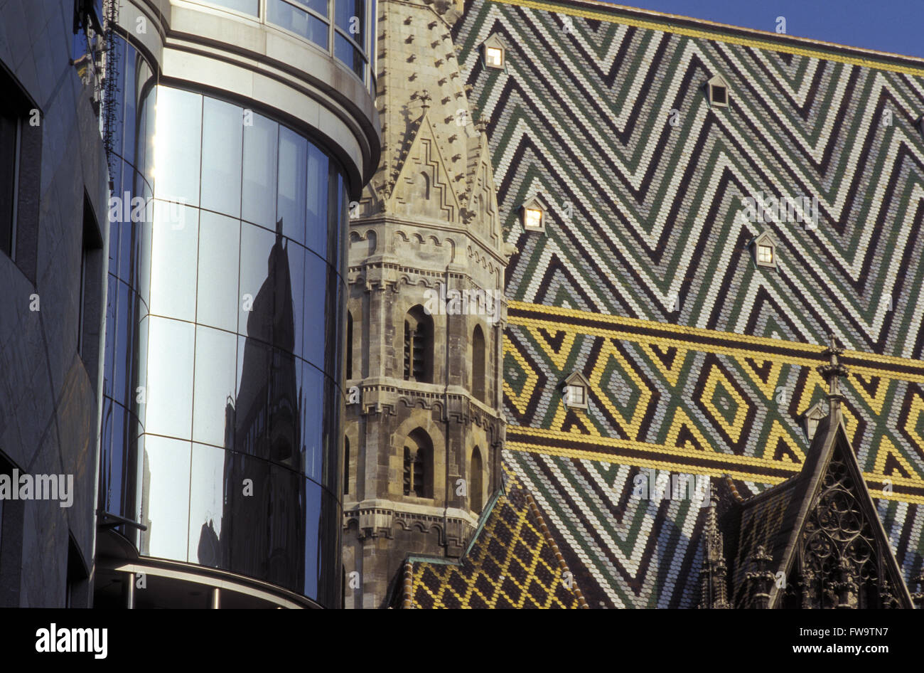 AUT, en Austria, en Viena, el techo de la Catedral Stephans, a la izquierda de la fachada de vidrio de la Haas house. AUT, Oesterreich, Wien, Da Foto de stock