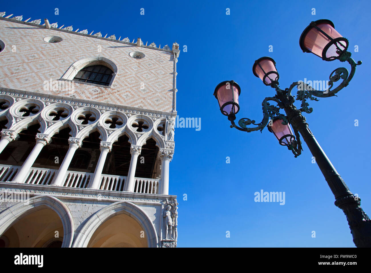 Un detalle de la arquitectura gótica veneciana sobre la fachada exterior del Palacio Ducal (Palazzo Ducale), Piazzetta San Marco, Venecia, Veneto, Italia. Foto de stock