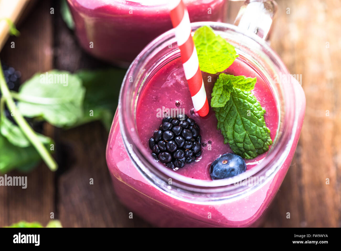 Bienestar y pérdida de peso concepto, Berry smoothie.Sobre la mesa de madera con ingredientes, desde arriba. Foto de stock