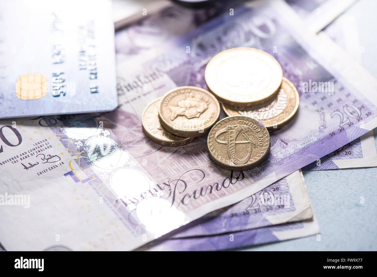 Libras esterlinas monedas y billetes en la mesa con la calculadora Foto de stock