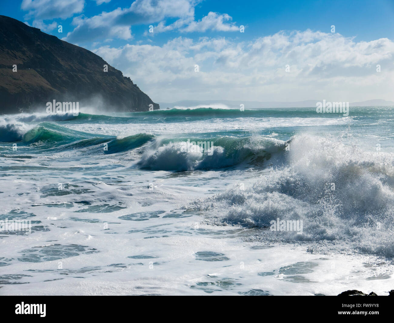 El romper de las olas en la playa en el Dunquin Slea Head, unidad de la península Dingle en el condado de Kerry, República de Irlanda. Foto de stock