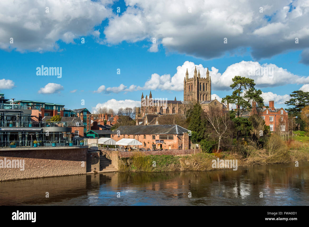 Hereford Cathedral, cruzando el río Wye, Herefordshire en un soleado día de primavera Foto de stock