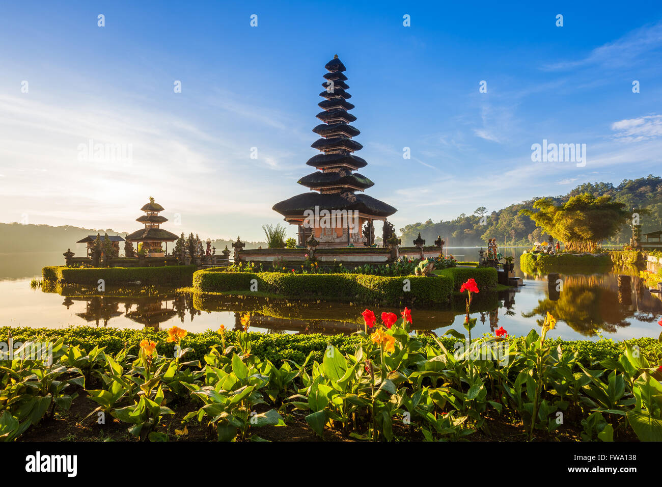 Pura Ulun Danu Bratan al amanecer, famoso templo sobre el lago Bedugul, Bali, Indonesia. Foto de stock