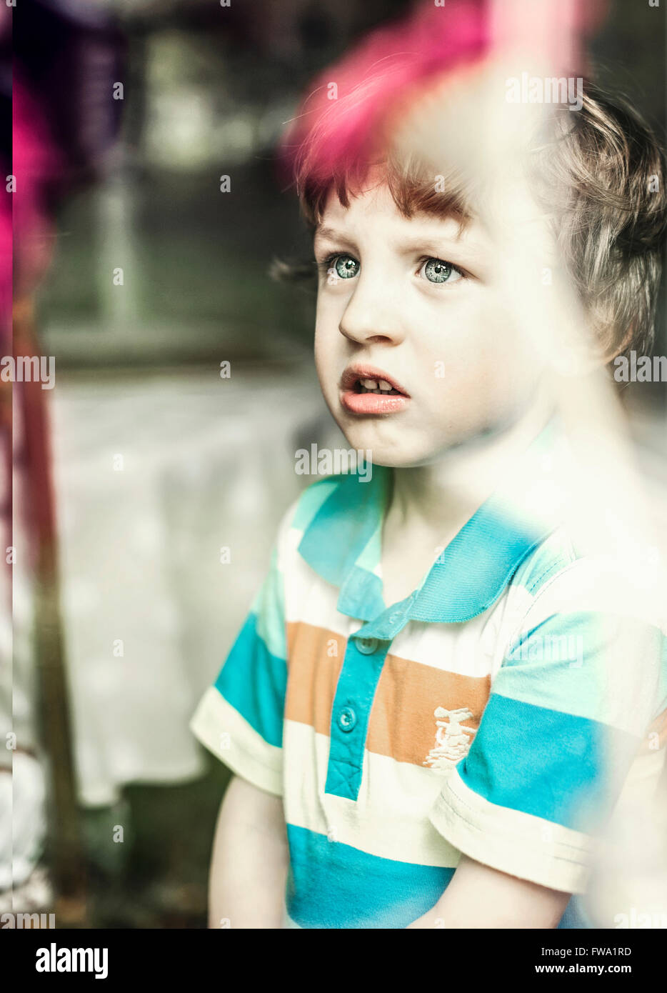 un niño pequeño Foto de stock