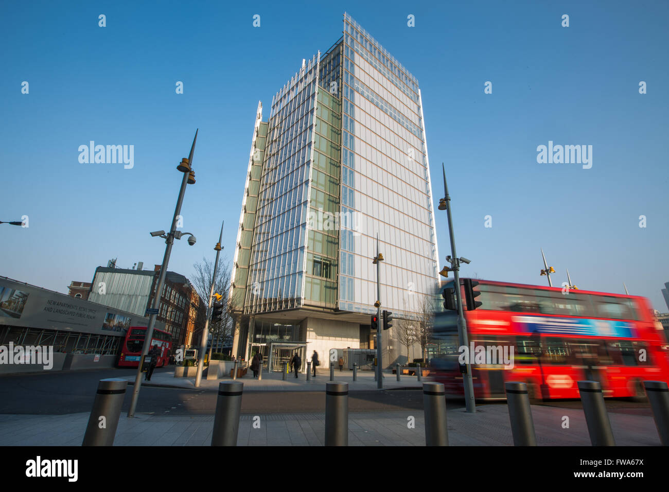 Londres, marzo de 2016; el edificio de noticias visto desde la estación de London Bridge Foto de stock