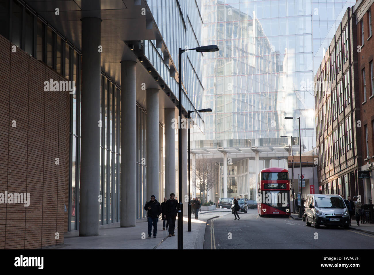 Londres, marzo de 2016; la construcción de noticias sobre izquierda y reflejado en el casco. Foto de stock