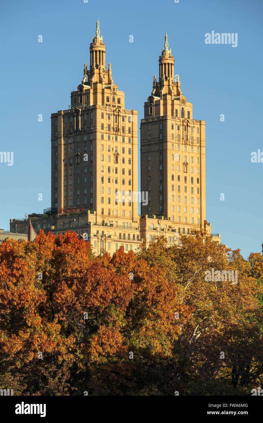 Amanecer en las torres del Edificio San Remo con Central Park el follaje de otoño, el Upper West Side, Manhattan, Ciudad de Nueva York Foto de stock