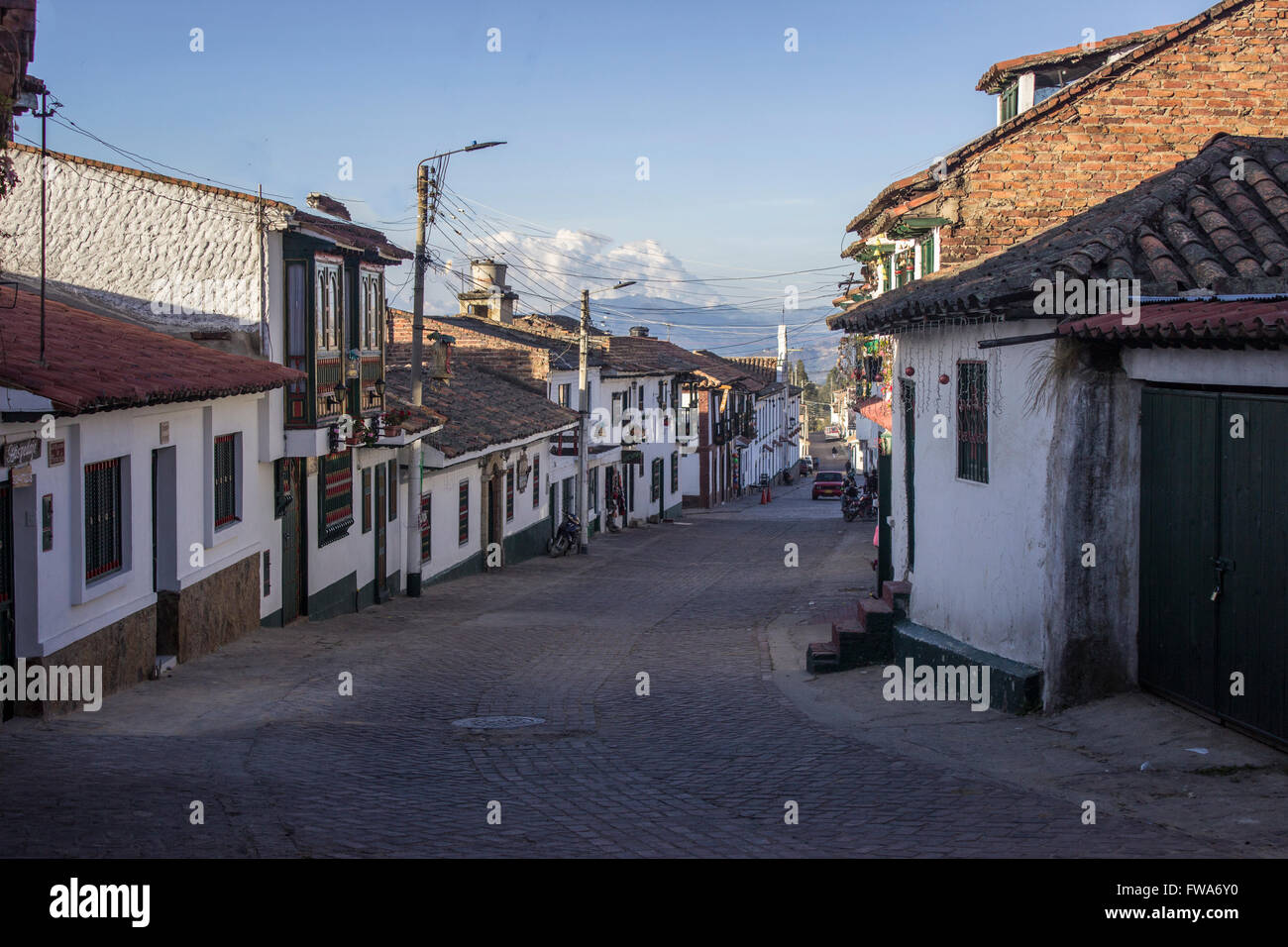 Las calles de Monguí, el pueblo más hermoso de Boyacá Foto de stock
