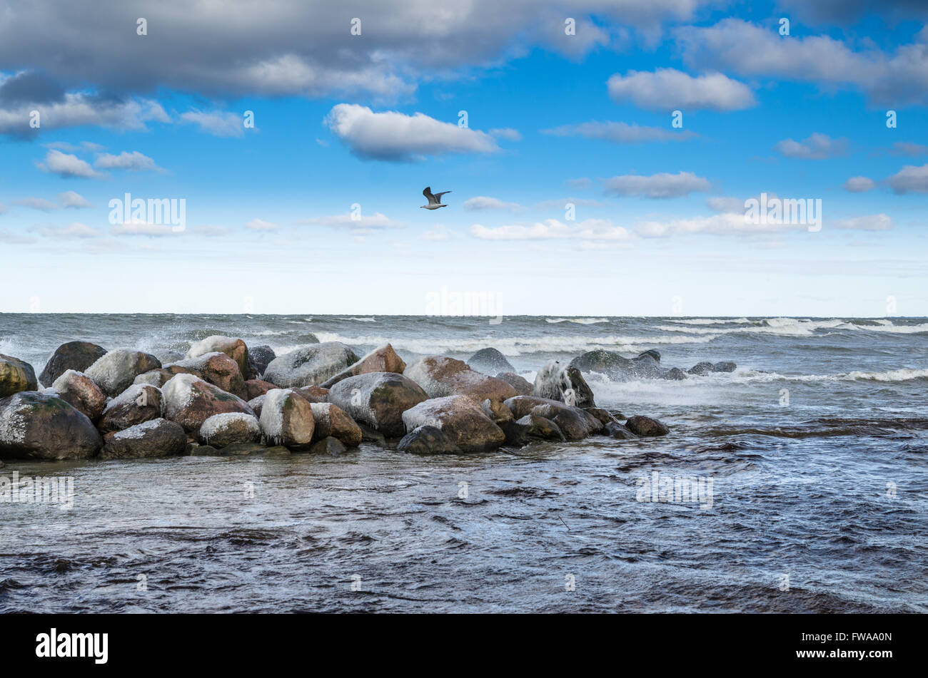 Las olas rompiendo sobre las rocas, seascape Foto de stock