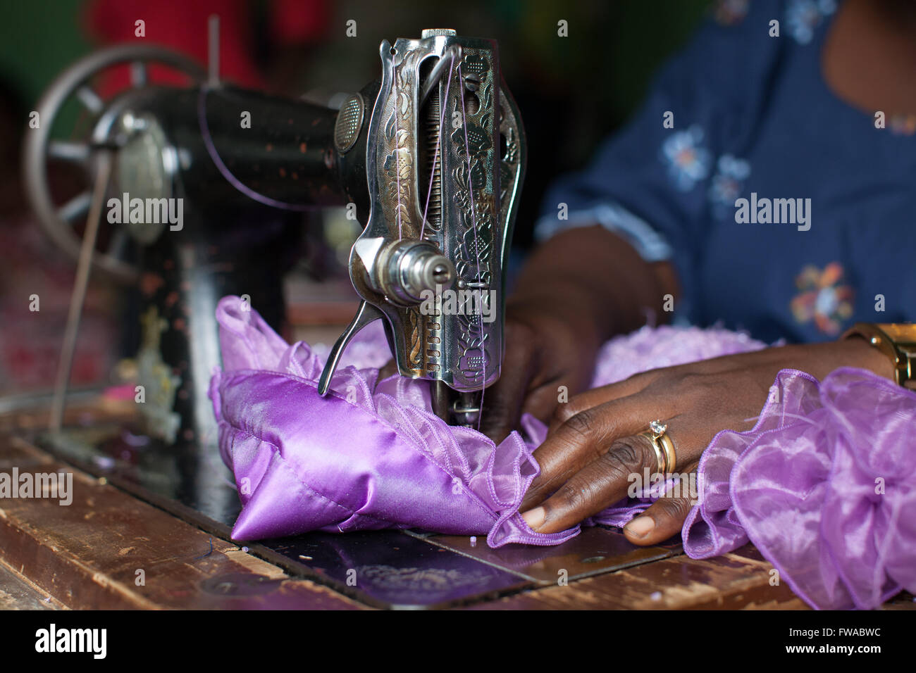 Una vestimenta femenina Maker usando una máquina de coser, Nigeria, África Foto de stock