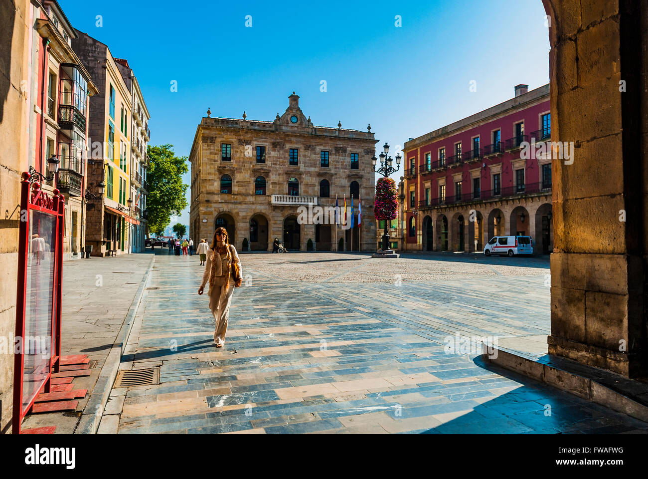 La plaza principal, la Plaza Mayor y el Ayuntamiento, Cimadevilla, Gijón, Asturias, España
