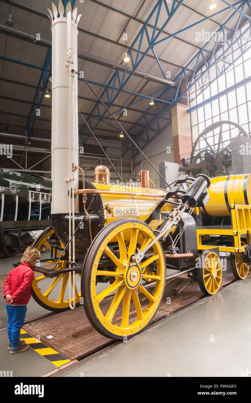 Una copia de George Stephenson's Rocket en el National Railway Museum en York, North Yorkshire, Inglaterra, Reino Unido. Algo de ruido en gran s Foto de stock
