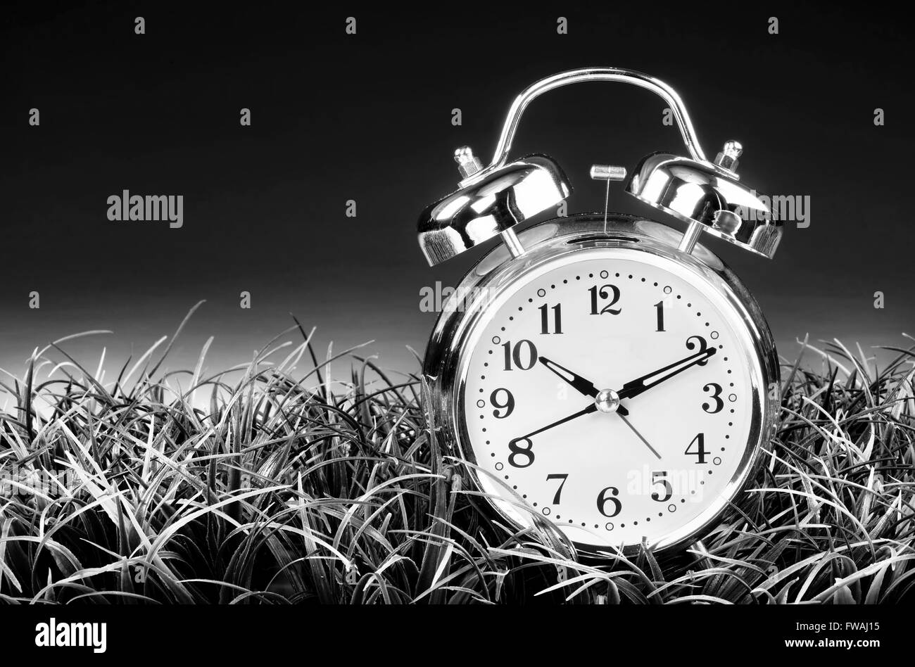 Reloj despertador antiguo en blanco y negro con espacio para su tipo. Foto de stock