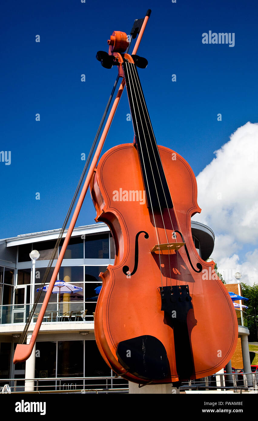 Violín gigante en Sydney, Nova Scotia Fotografía de stock - Alamy