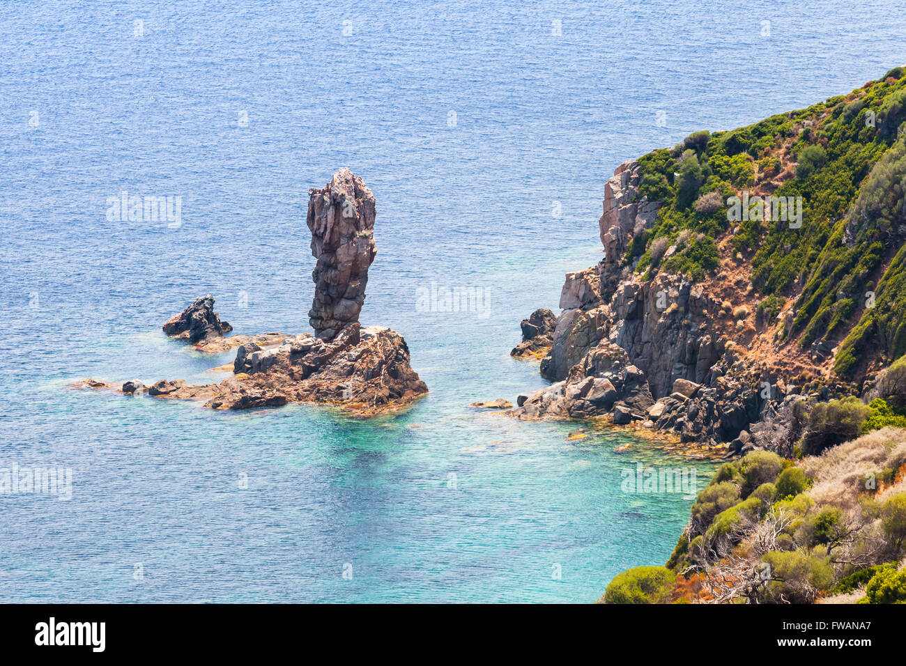 El paisaje costero de la región montañosa de la isla mediterránea de Córcega. Capo Rosso Piana, región, Francia Foto de stock