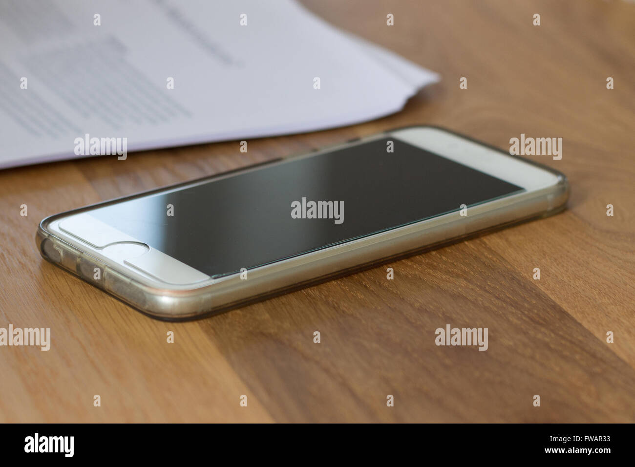 Smart Phone, un teléfono móvil en un mostrador de madera Foto de stock