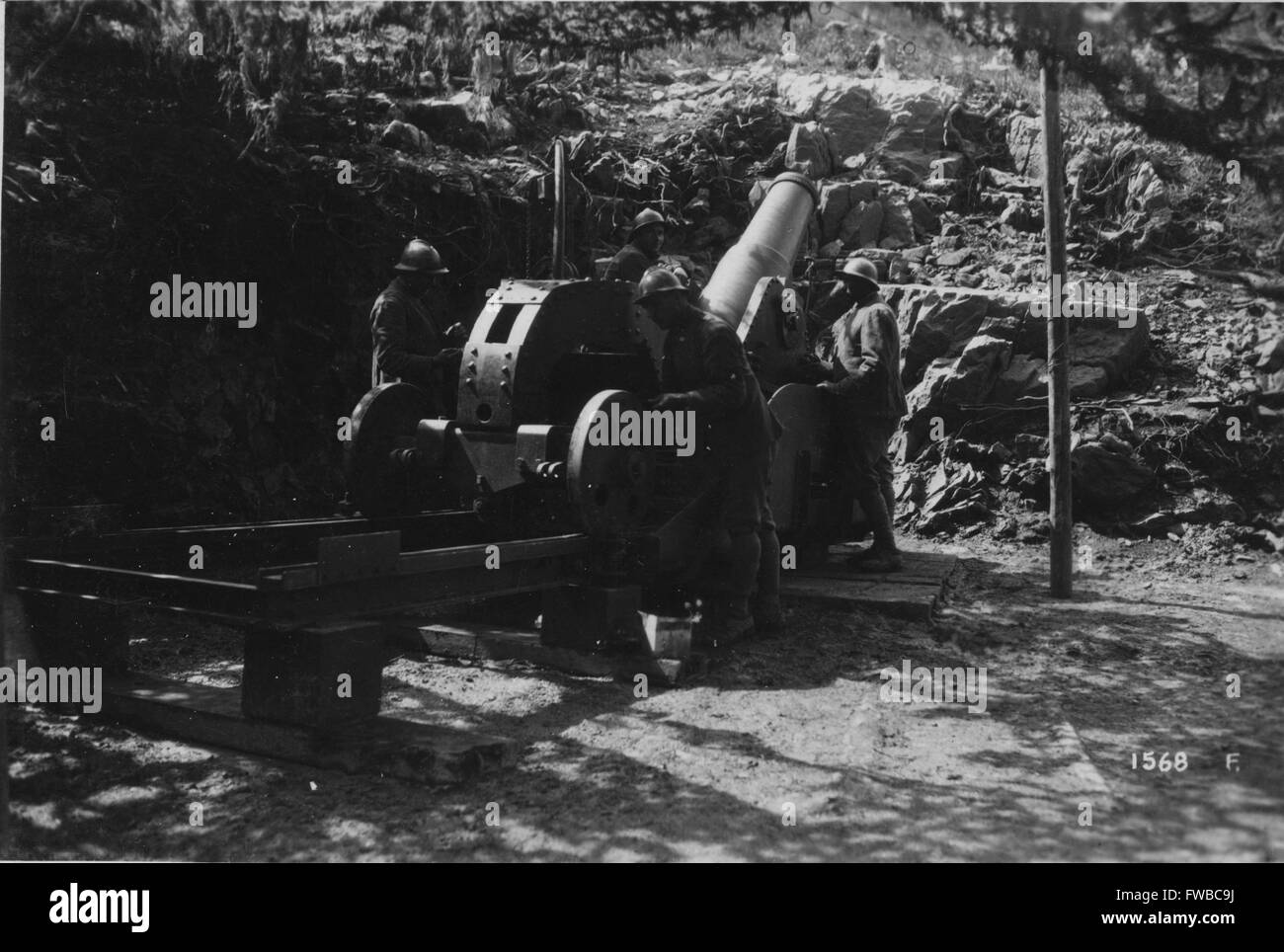 Un cañón ferroviario italiano WWI detrás de las líneas del frente de Macedonia o del norte de Italia, circa 1916/1917. Foto de stock
