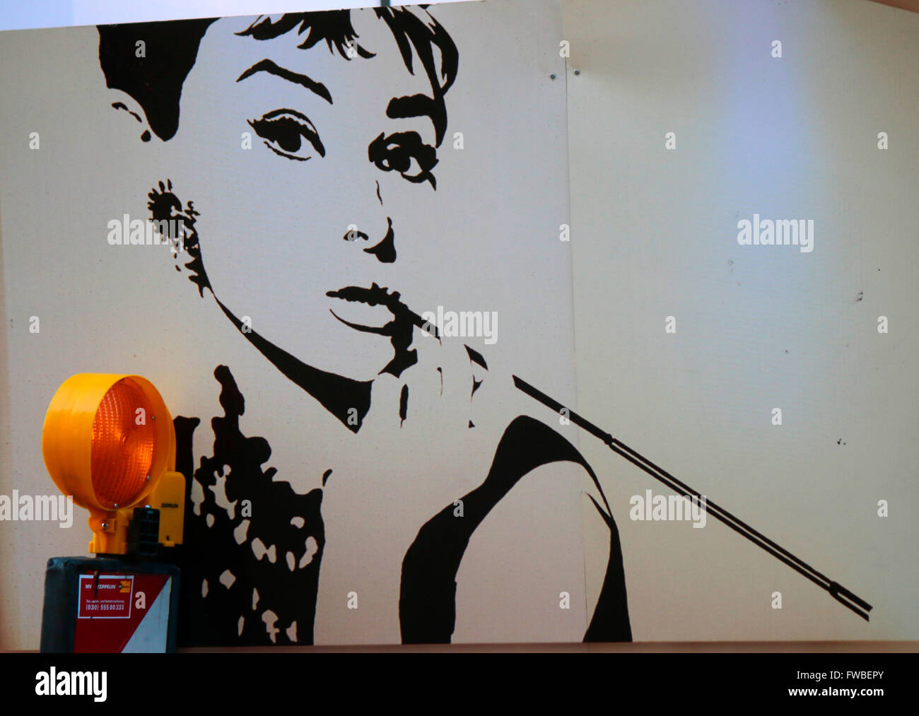 Audrey Hepburn als Holly Golightly en 'Fruehstueck bei Tiffanys', de Berlín. Foto de stock