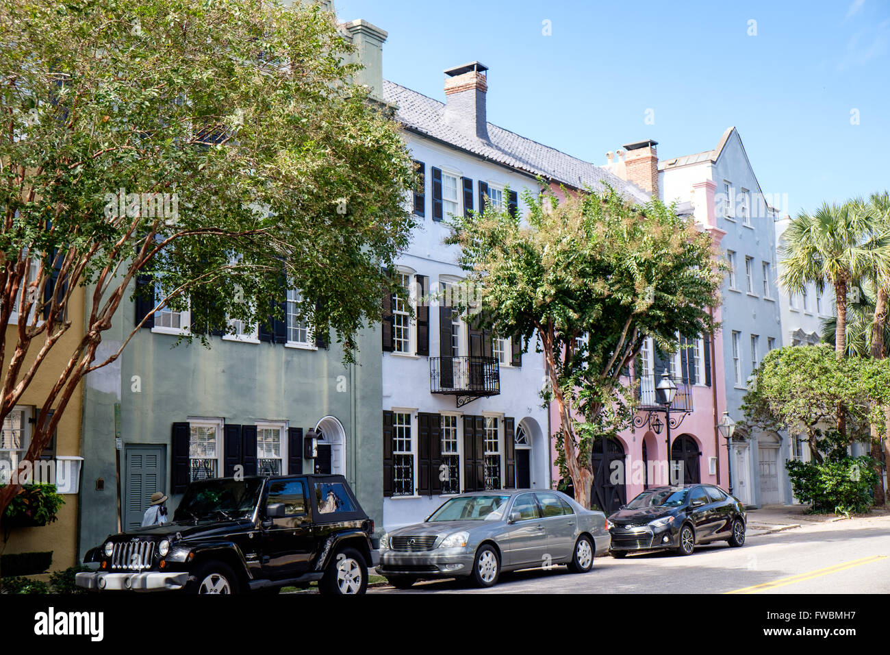 Coloridas casas históricas, Rainbow Row, Charleston, Carolina del Sur, EE.UU. Foto de stock