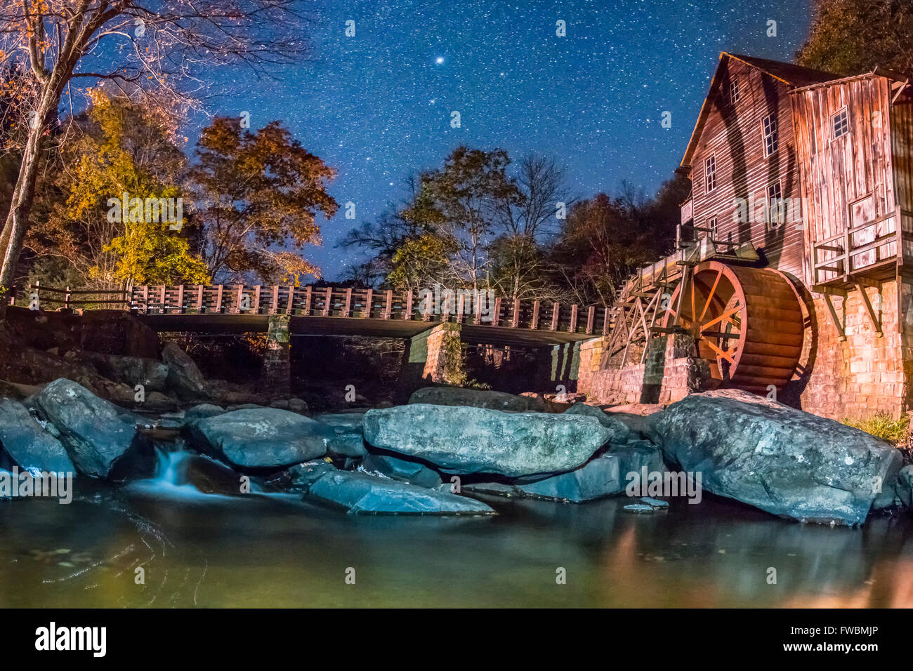 Una noche estrellada a grist Mill en el parque estatal Babcock tomada en un mediados de otoño temprano por la mañana. Foto de stock