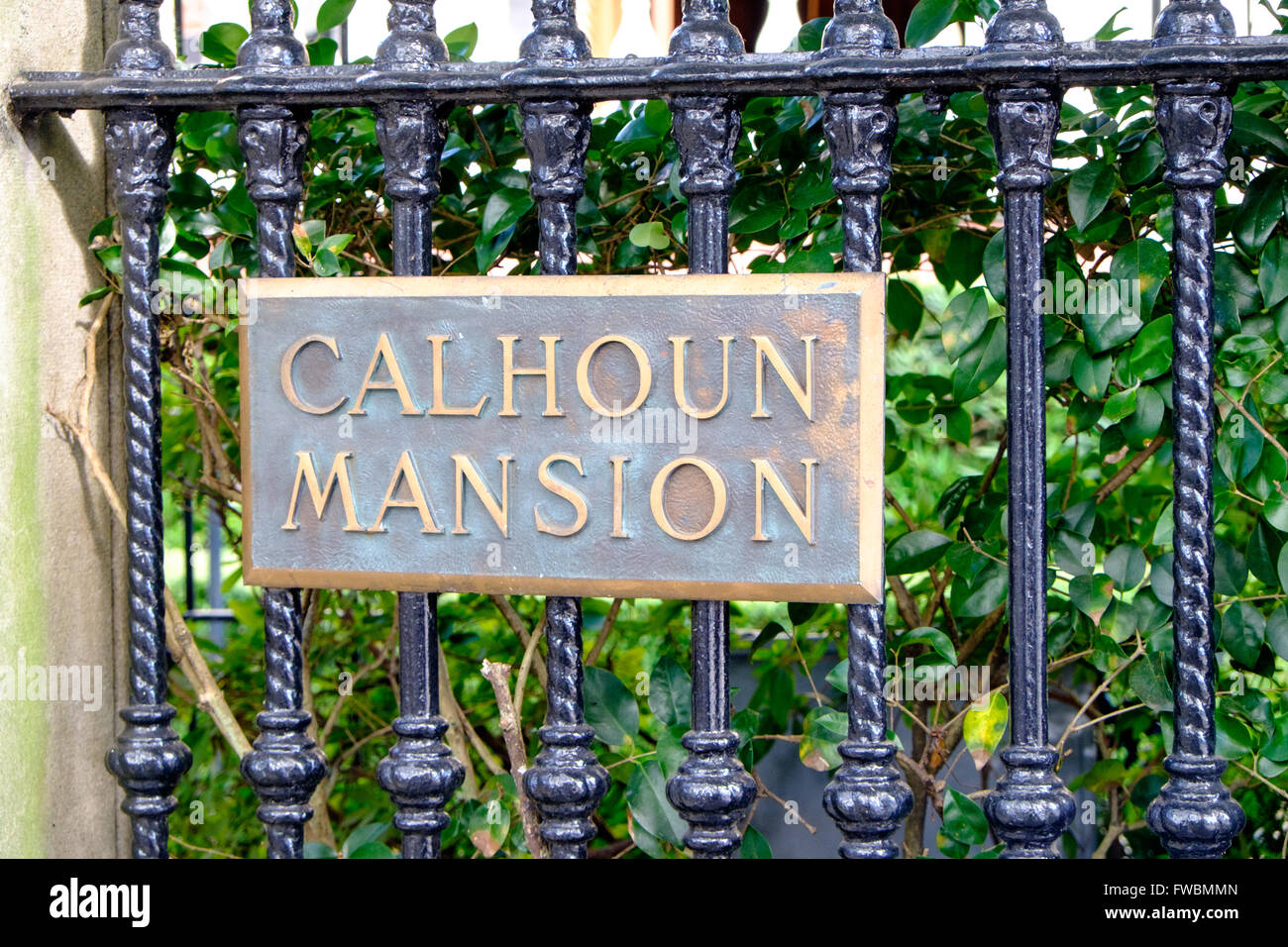 Placa con el nombre de patrón de cuerda ornamentado barandillas de mansión Calhoun, Meeting Street, Charleston, Carolina del Sur, EE.UU. Foto de stock