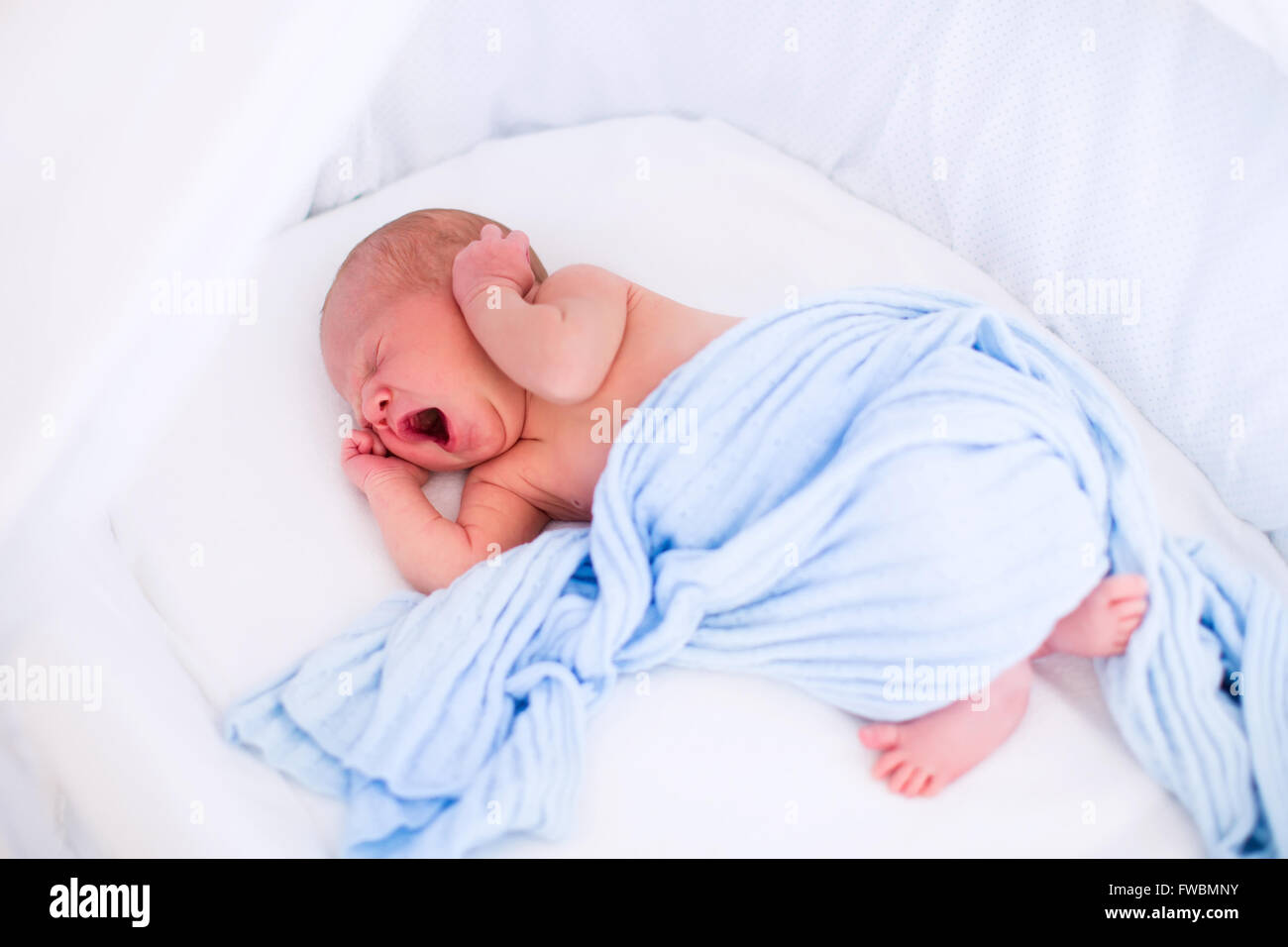 Bebé recién nacido niña relajada en calma dormida en una cesta