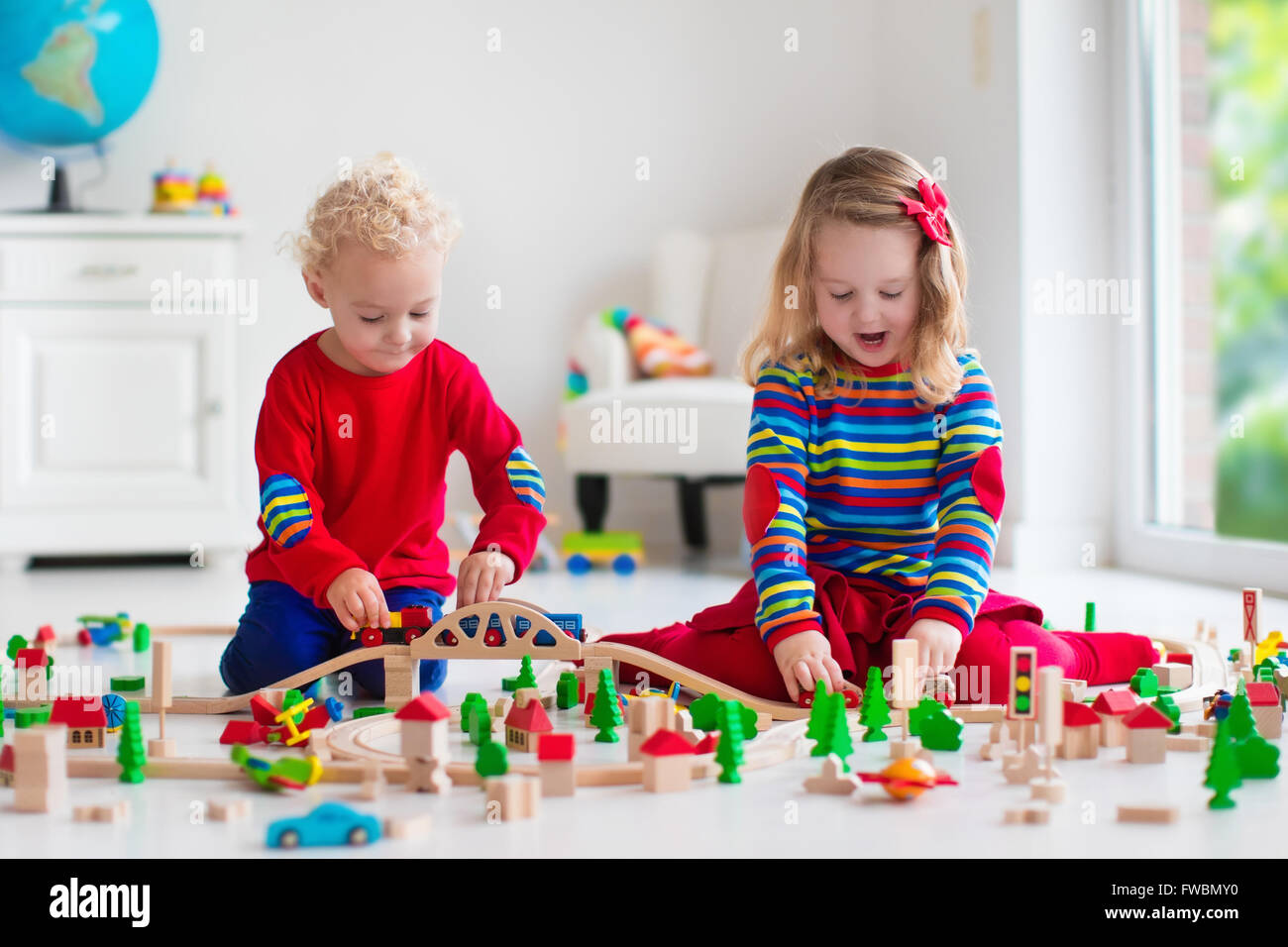 niños jugando con carros de juguetes