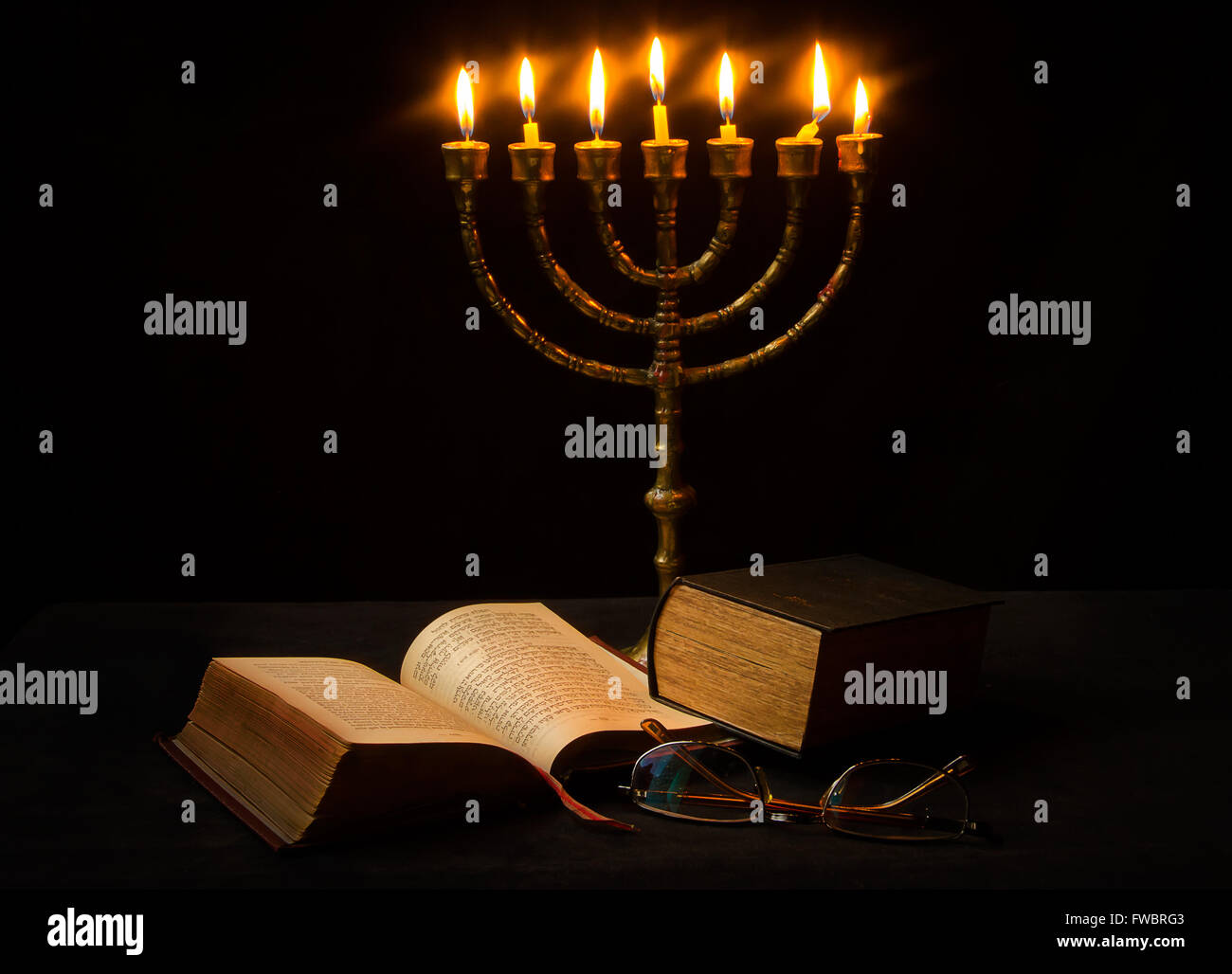 Siete Candelabro De Oro Fotos e Imágenes de stock Alamy