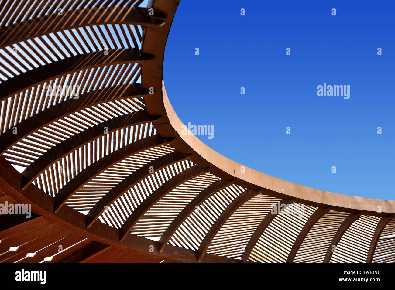 Cenador de madera en el techo y el cielo azul Foto de stock