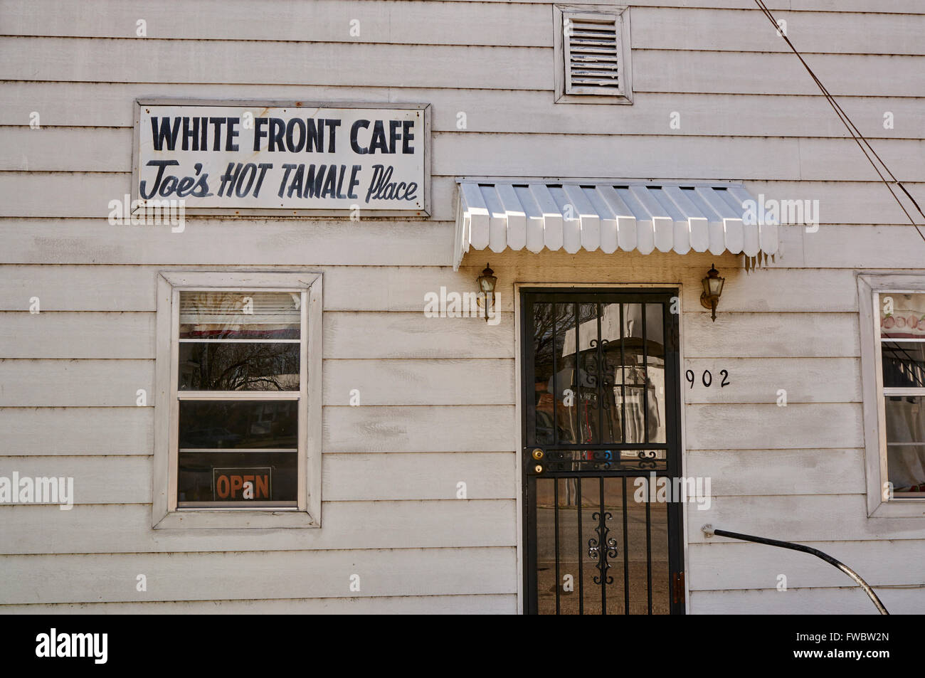 Frente blanco Cafe, Joe's Hot Tamale, Rosedale, Mississippi, Estados Unidos. Un hito culinario americano. Foto de stock