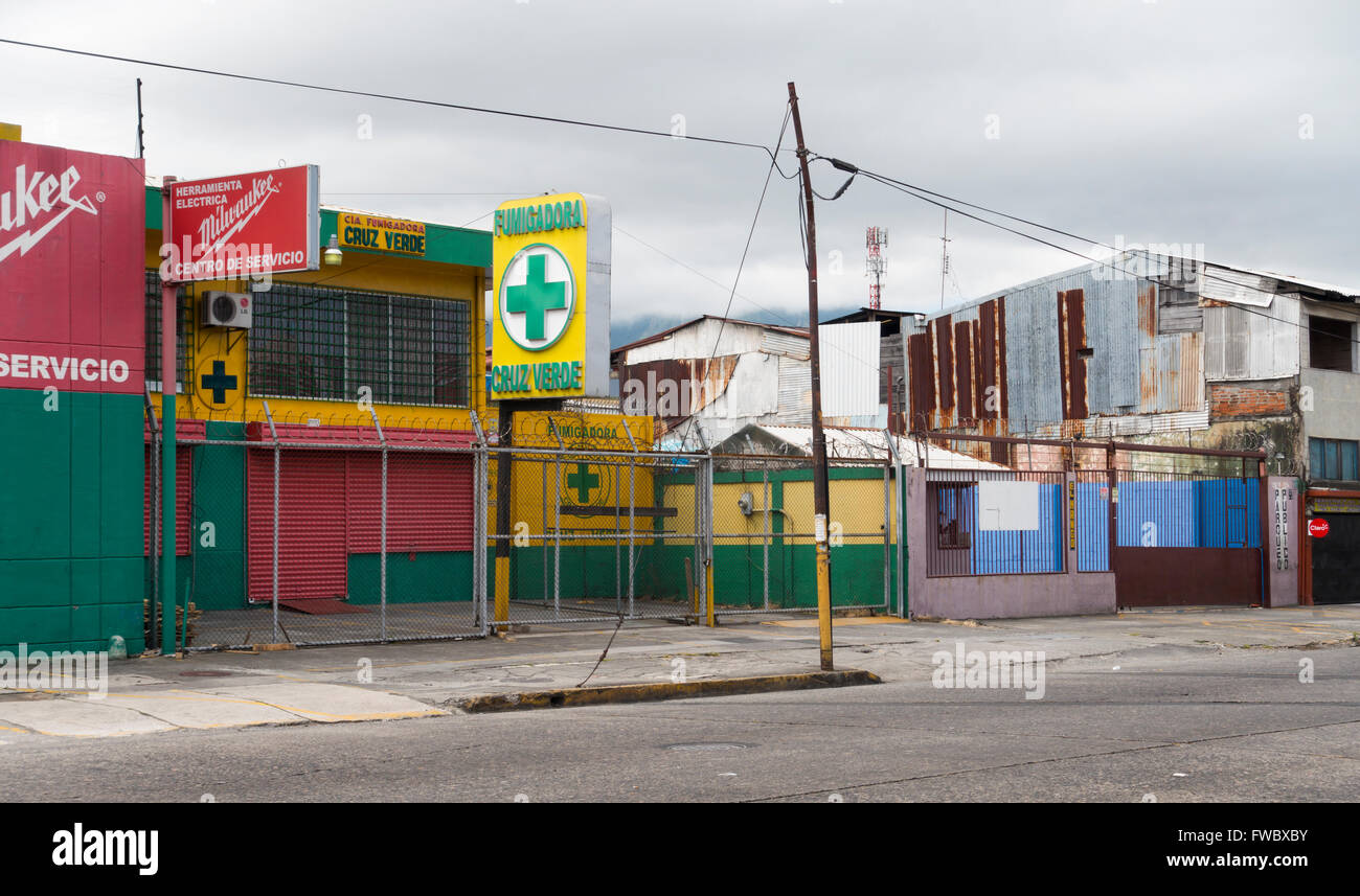 "Fumigadora Cruz Verde' un escaparate de negocios de control de plagas en un vecindario peligroso, en San José, Provincia de San José, Costa Rica. Foto de stock
