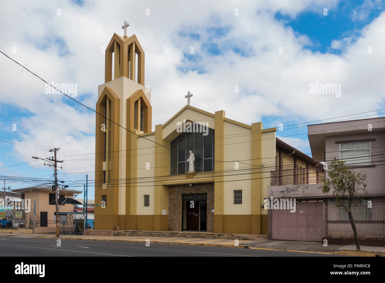 La Iglesia pasión por las almas a lo largo de la Avenida San Martín, en San José, Provincia de San José, Costa Rica. Foto de stock