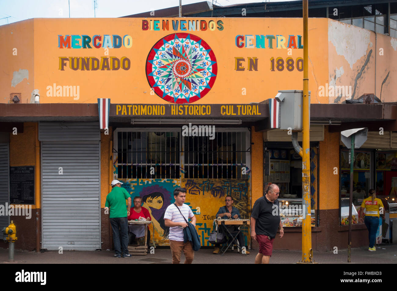 La entrada principal del Mercado Central, en la Avenida Central con ticos venta de billetes de lotería en San José, Costa Rica. Foto de stock