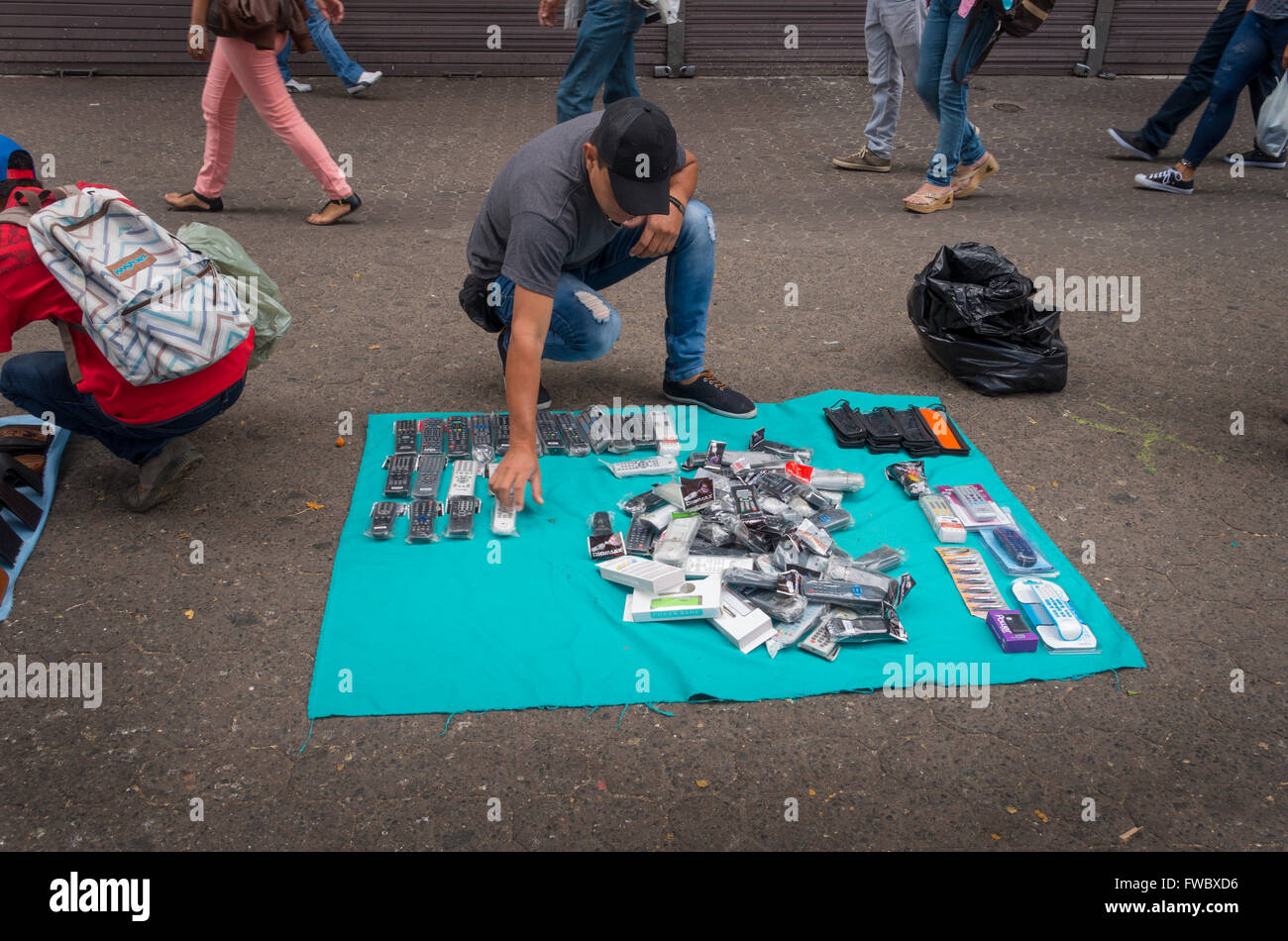 Un vendedor callejero configurar sus productos para su venta a lo largo de la Avenida Central en San José, Provincia de San José, Costa Rica. Foto de stock