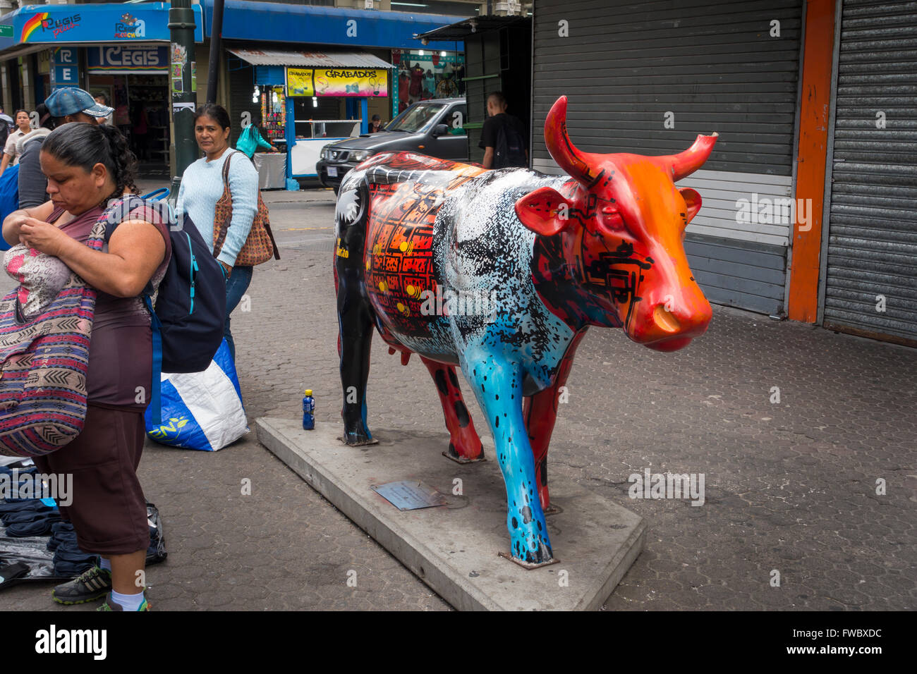 Un toro de fibra de vidrio que es parte de la 'CowParade'. La Avenida Central, San José, Provincia de San José, Costa Rica. Foto de stock