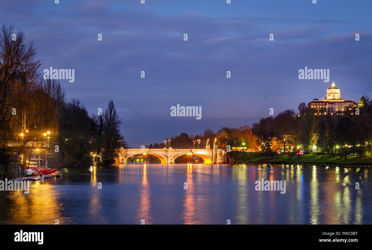 Turín (Torino) panorama nocturno sobre el río Po a la hora azul Foto de stock