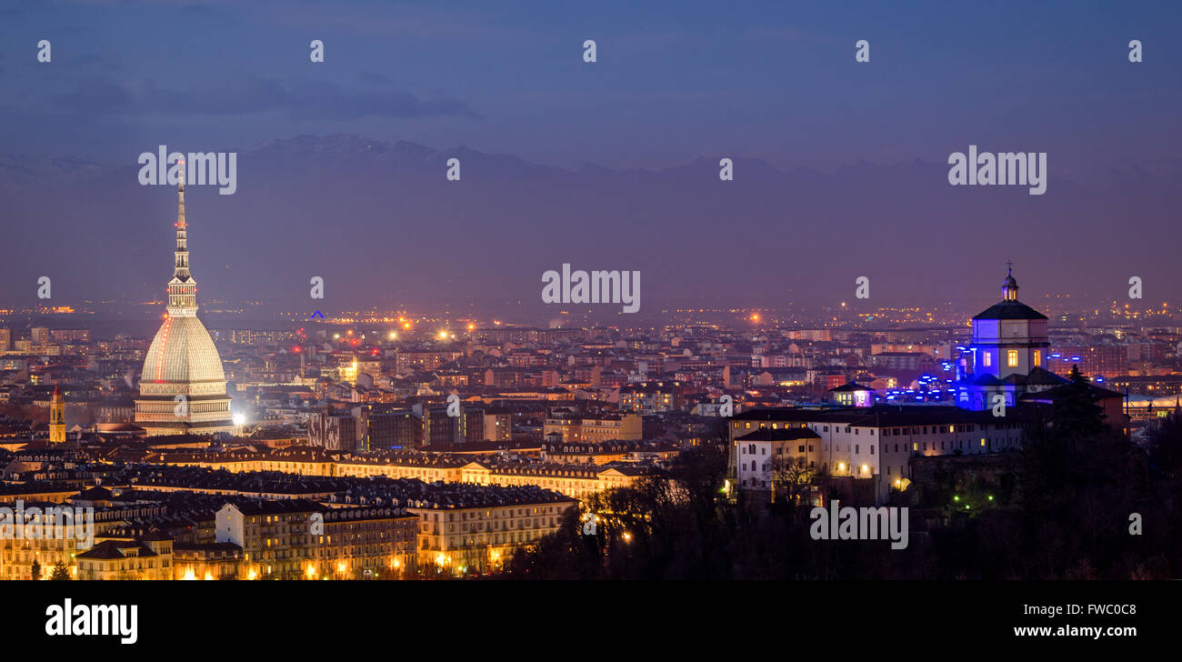 Turín (Torino) panorama con Mole Antonelliana y los Alpes (3) Foto de stock