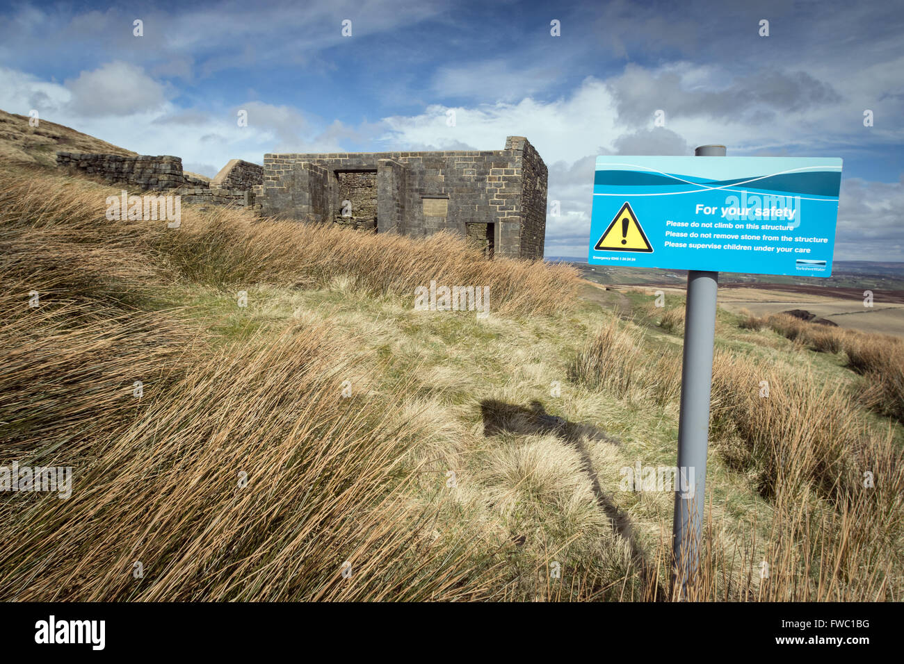 Un signo de agua Yorkshire advertencia contra la escalada en las ruinas de Top Withins, dice ser la inspiración para Wuthering alturas Foto de stock