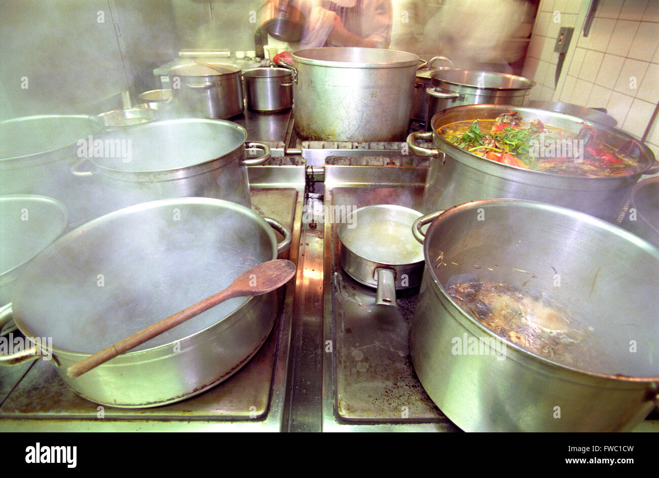 Tamaño industrial ollas y sartenes en la cocina de un restaurante  Fotografía de stock - Alamy