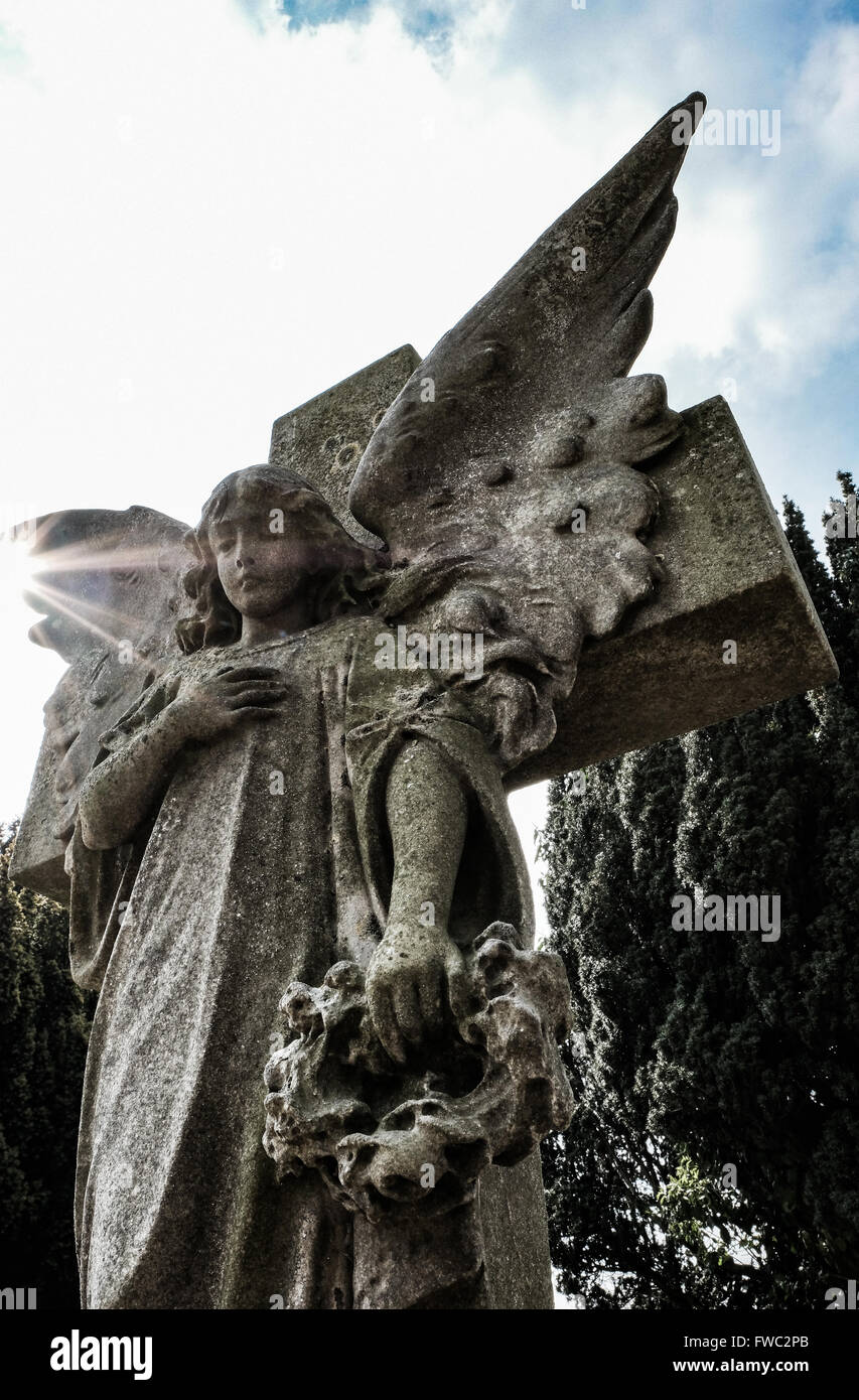 Tumbas y tumbas vistas en un famoso cementerio inglés Fotografía de