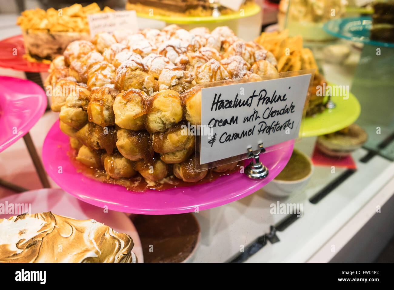 Praliné de avellana Crema Postre profiteroles con caramelo en la pantalla en un restaurante Foto de stock