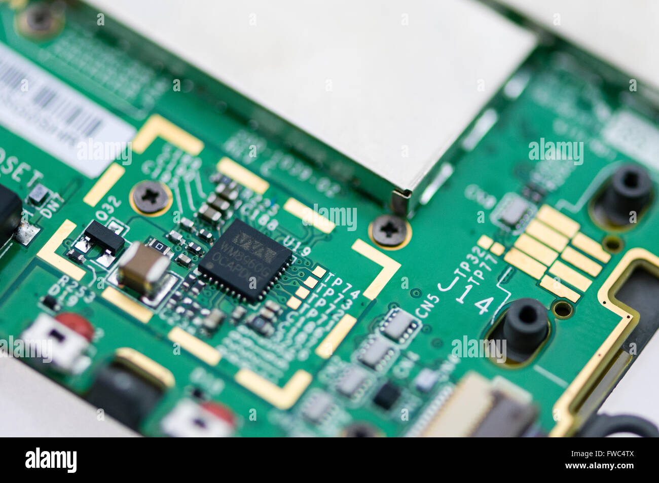 Micro componentes en la placa de circuito de un gran volumen de dispositivos electrónicos de consumo. Foto de stock