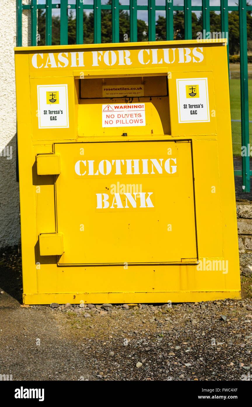 Bandeja de recolección de ropa de caridad para recaudar dinero en una tierra de GAA irlandeses. Foto de stock